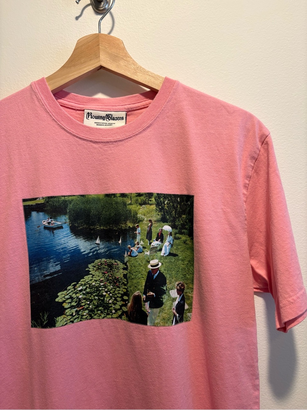 Rowing Blazers || Summer Picnic Slim Aarons Graphic Photo T-Shirt Pink XS